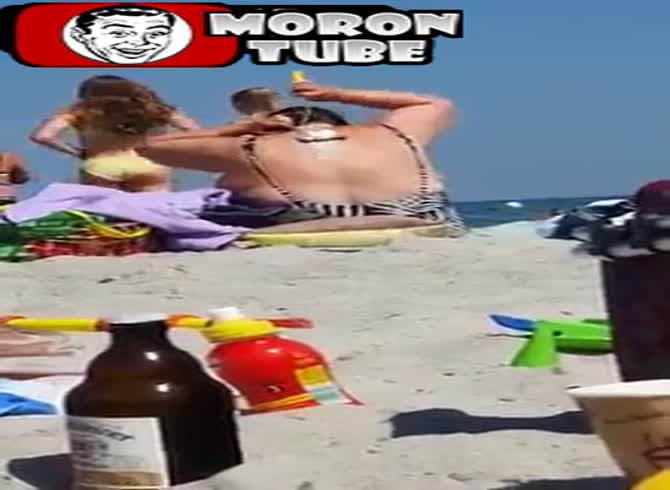 Video :An inventive lady applies sunblock on her back